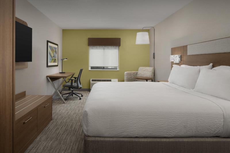 Standard King Room image 2