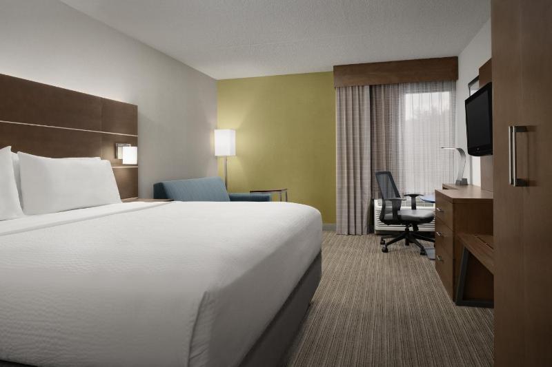 Standard King Room with Sofa Bed and Walk-in Shower image 4