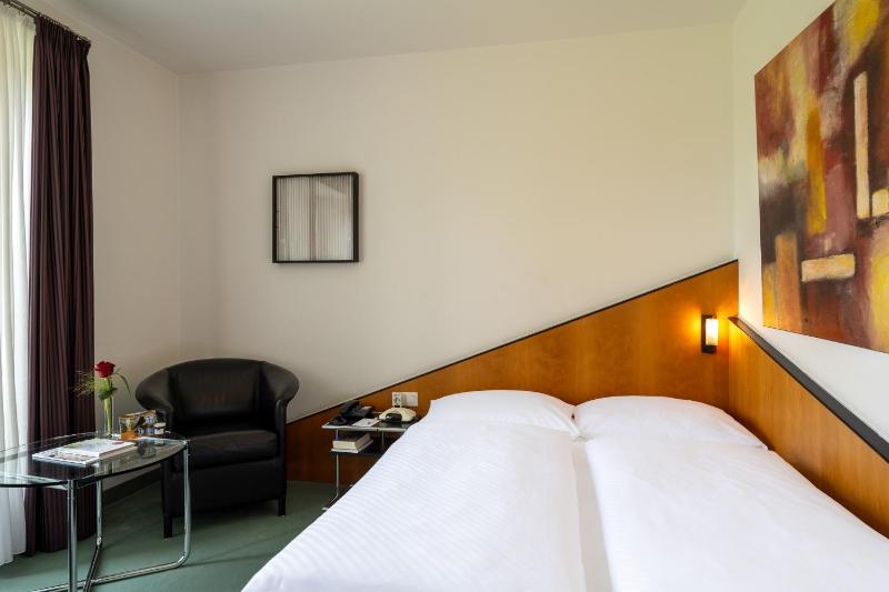 Double Room image 3