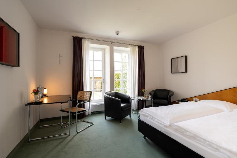 Double Room image 4