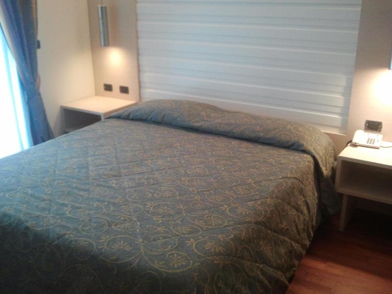 Double or Twin Room with Private Bathroom image 4