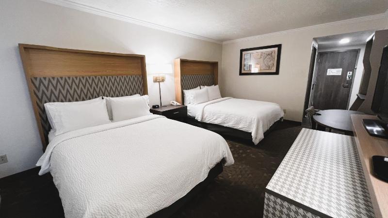 Standard Queen Room image 3