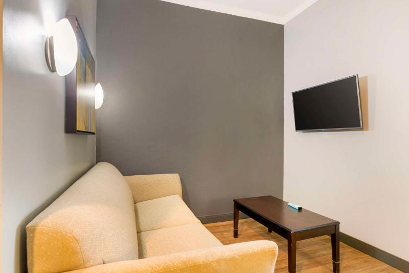 King Room with Sofa Bed image 3