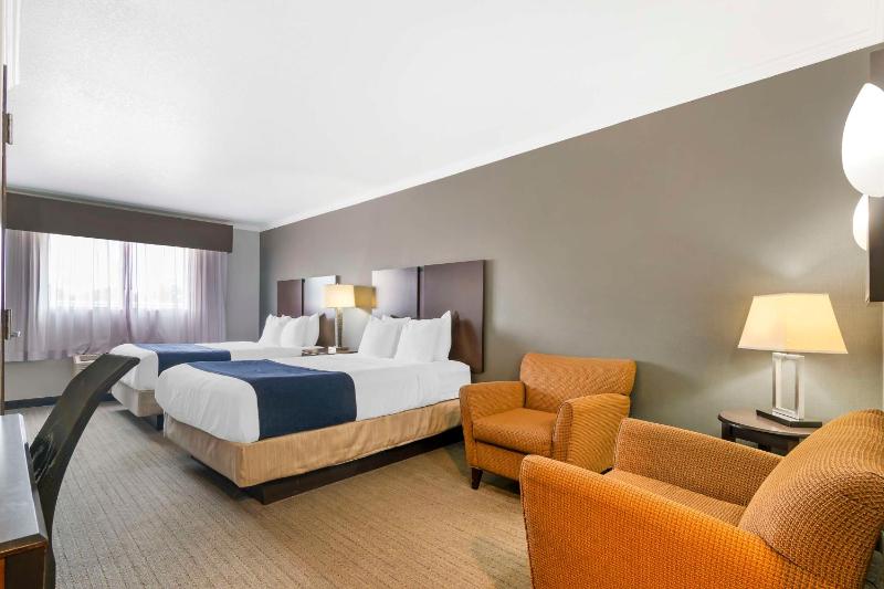 Queen Room with Two Queen Beds image 4