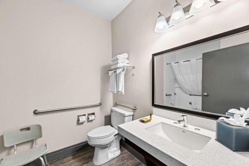 King Room with Bath Tub - Mobility Accessible/Non-Smoking image 4