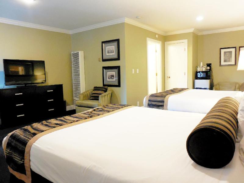 Queen Room with Two Queen Beds image 2