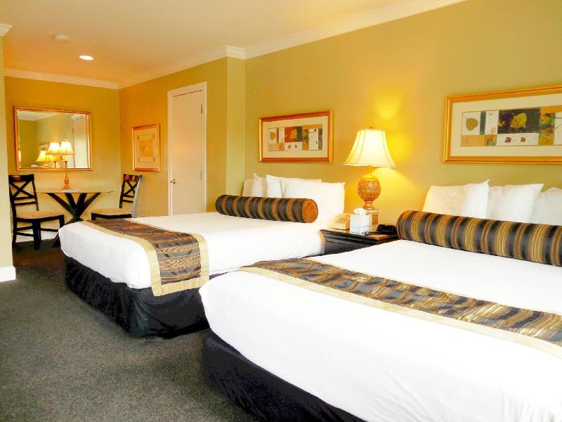 Queen Room with Two Queen Beds image 3