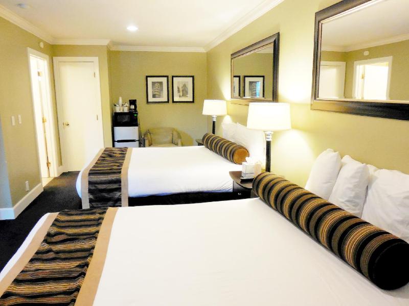 Queen Room with Two Queen Beds image 4