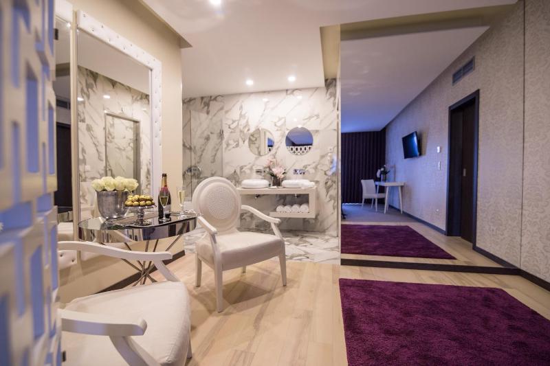 Deluxe Suite image 4