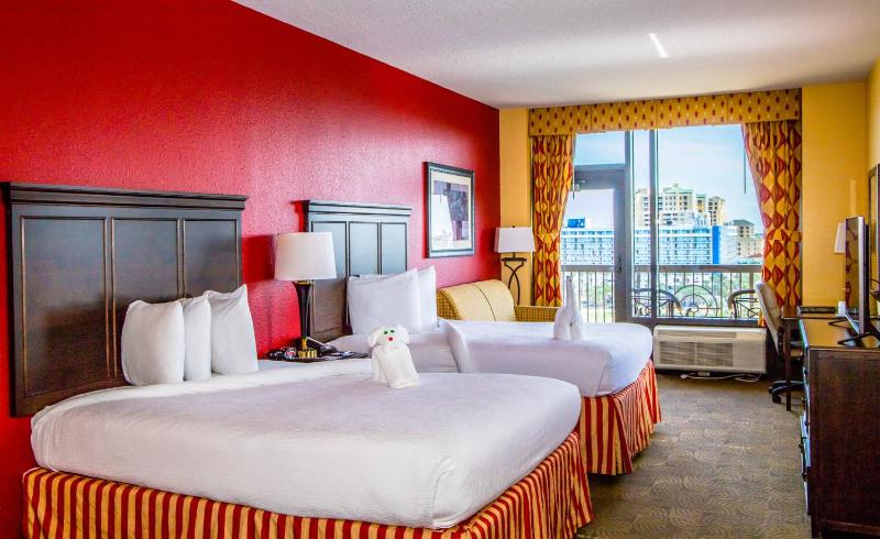 Queen Room with Two Queen Beds with Partial Water View image 3