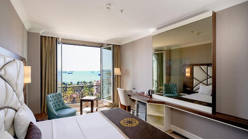 King Room with Balcony image 2