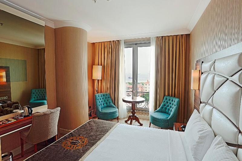 Deluxe Double Room with Balcony and Sea View image 3