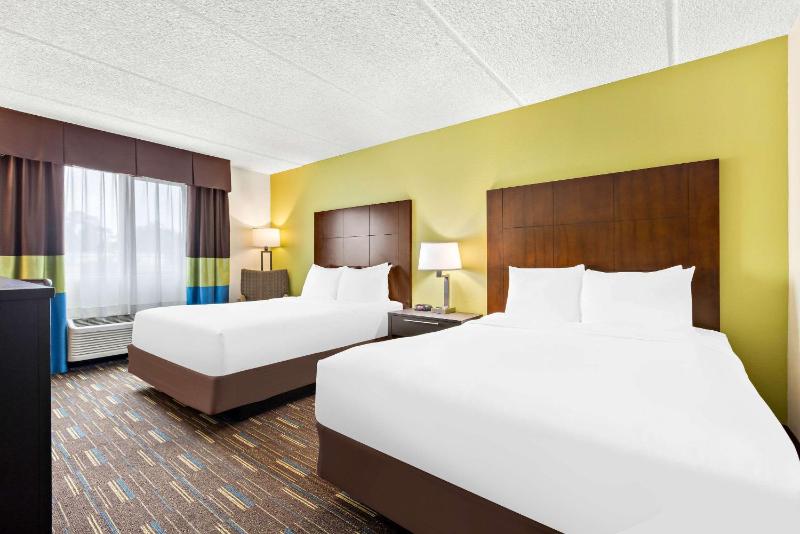 Queen Room with Two Queen Beds - Non-Smoking image 4