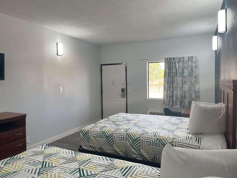 Queen Room with Two Queen Beds - Non-Smoking image 4