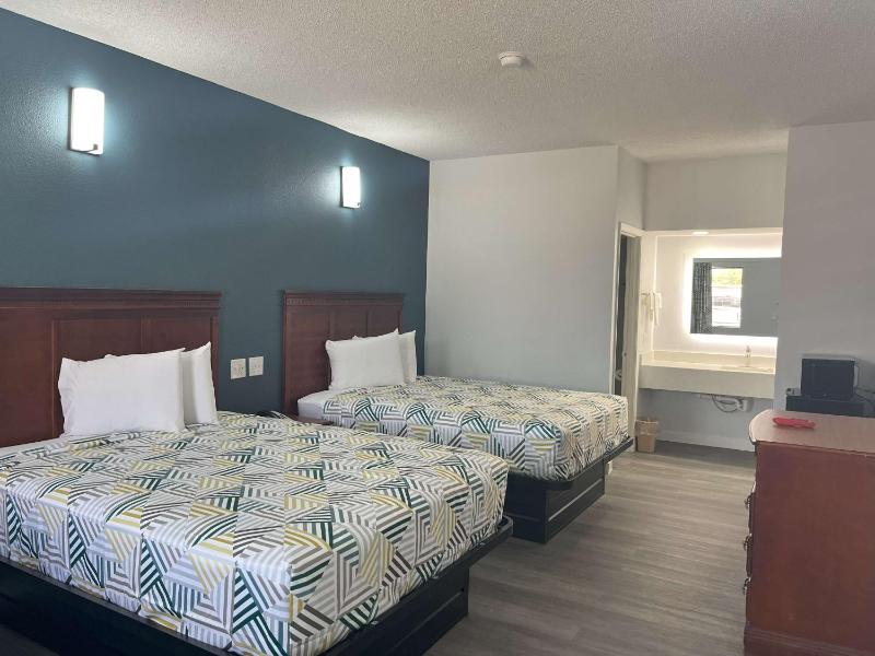 Queen Room with Two Queen Beds - Non-Smoking image 3