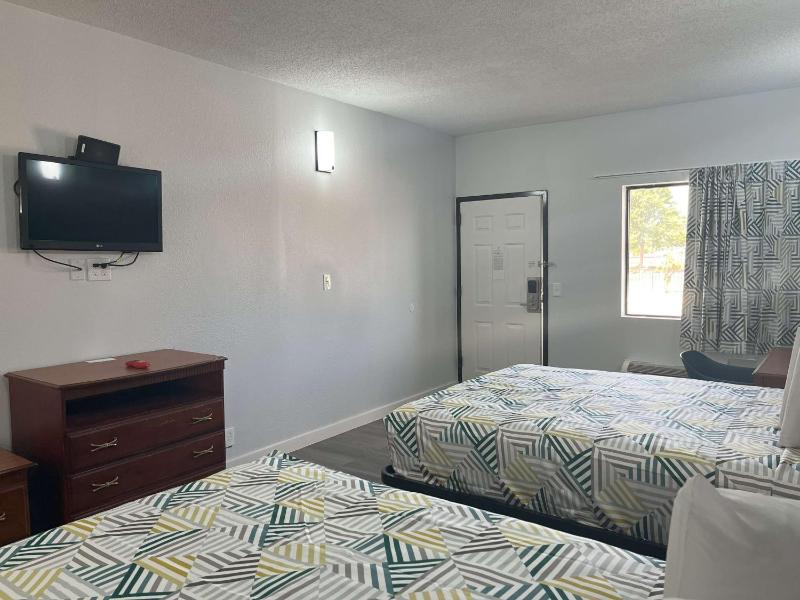 Queen Room with Two Queen Beds - Non-Smoking image 2