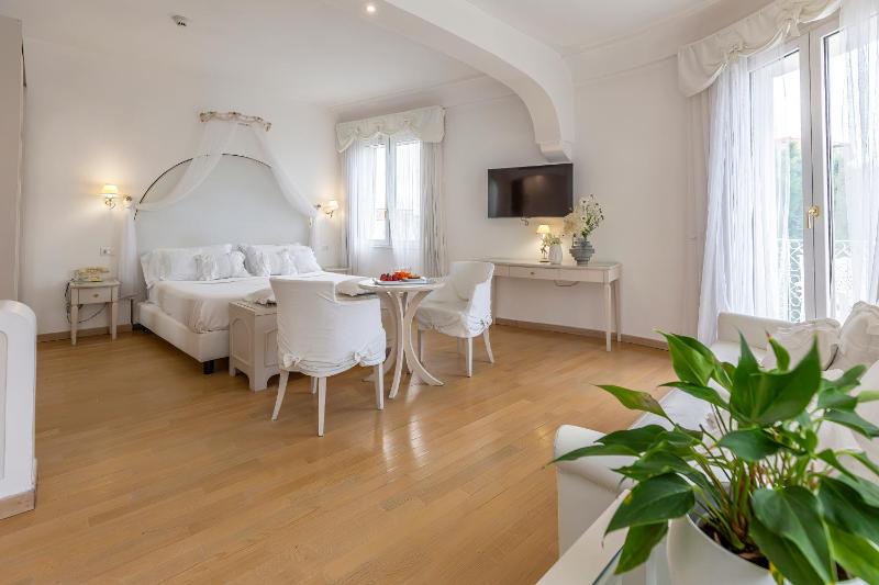 Junior Suite (2 Adults) image 1