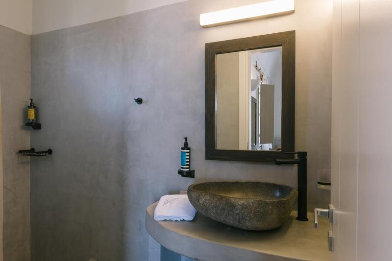 Standard Double Room image 3