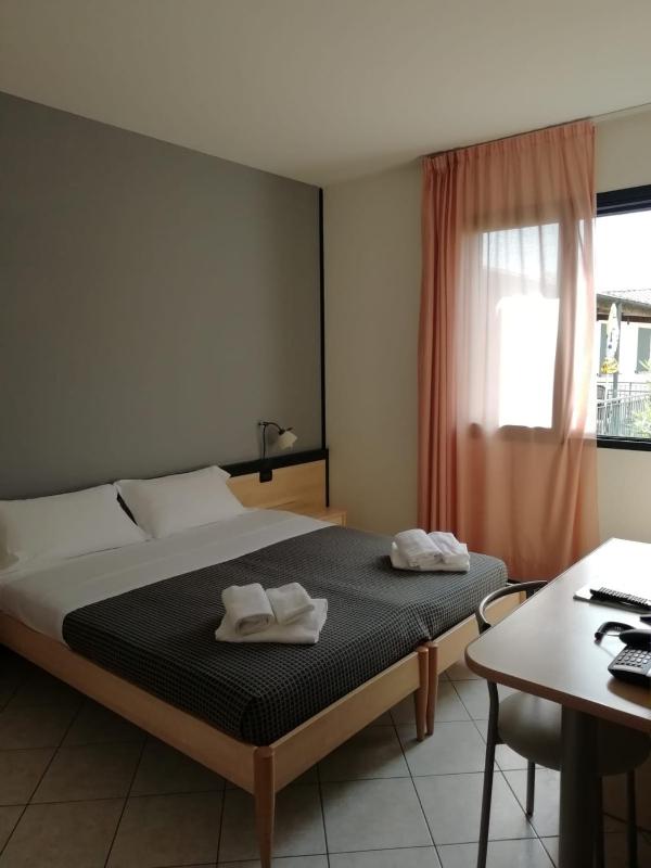Double or Twin Room with Garden View image 4