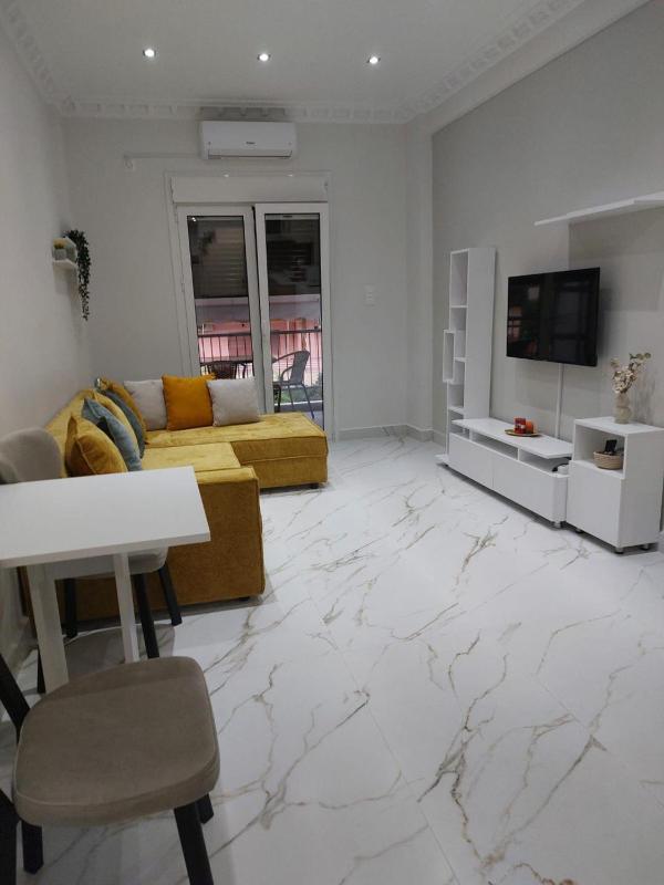 Loutraki comfortable apartment center 50m from the sea Images