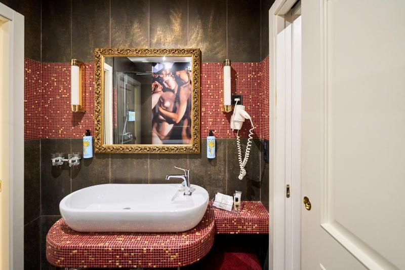 Superior Double Room with Shower image 2