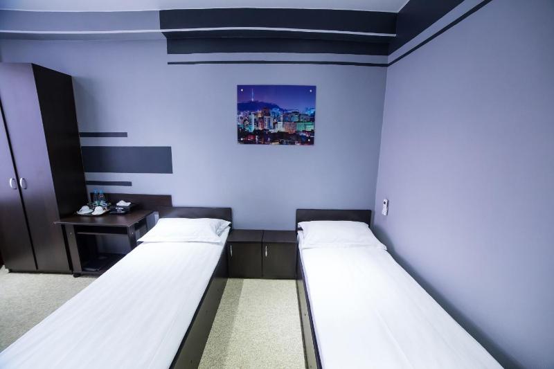 Comfort Twin Room image 2