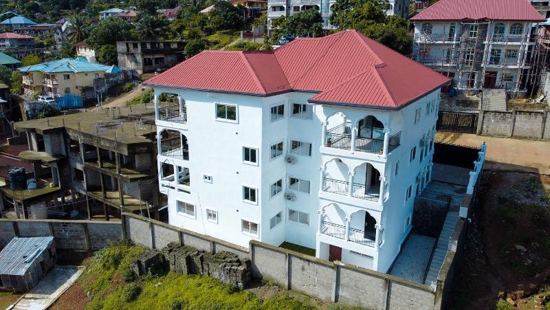 3 Bed Apartment Sleeps 6 - Parking Patio Wifi - image 10