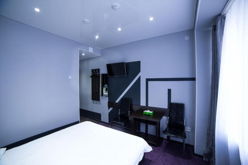 Standard Double Room image 3