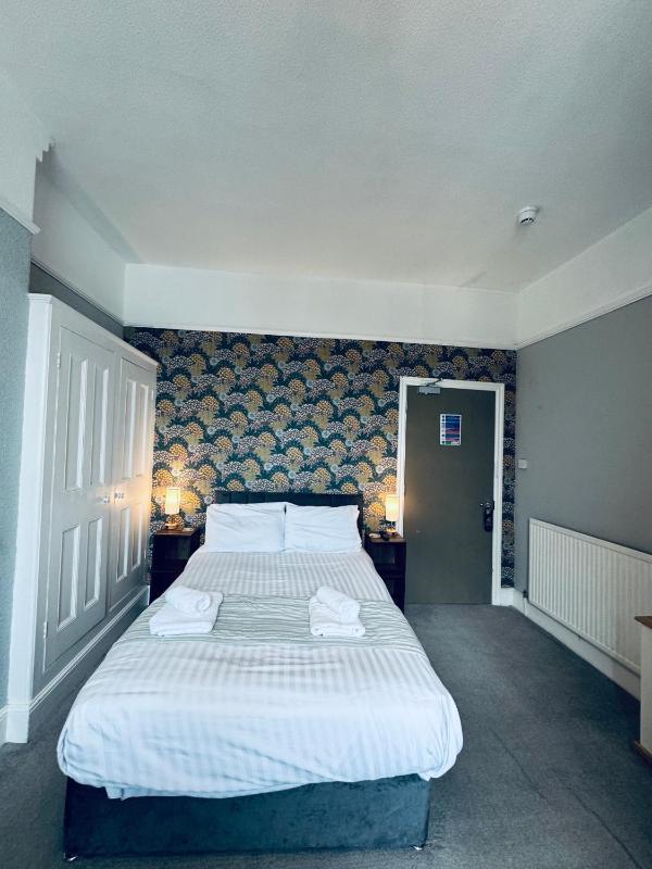 Large Double Room image 2