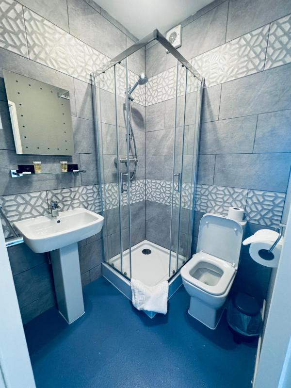 Large Double Room image 3