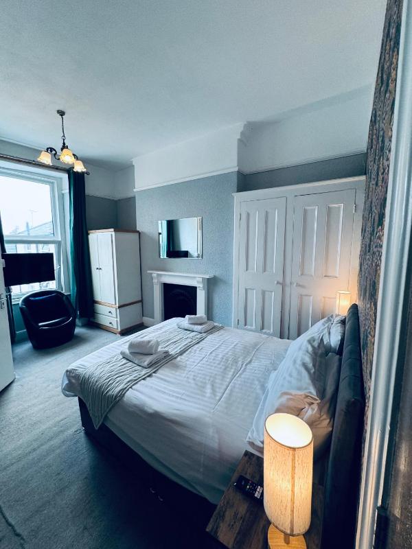 Large Double Room image 4