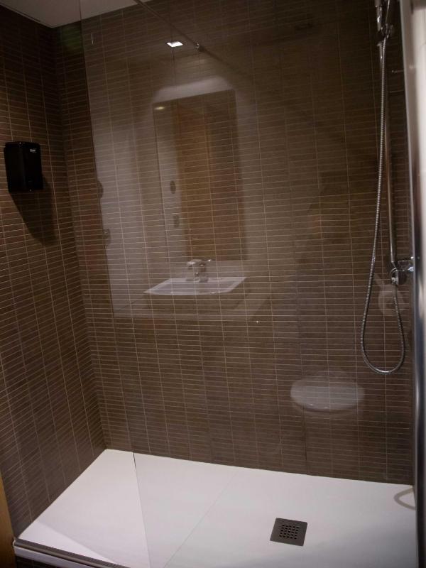 Triple Room (2 Adults + 1 Child) image 2