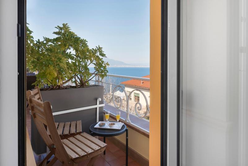 Double Room with Sea View and Balcony - Split Level image 2