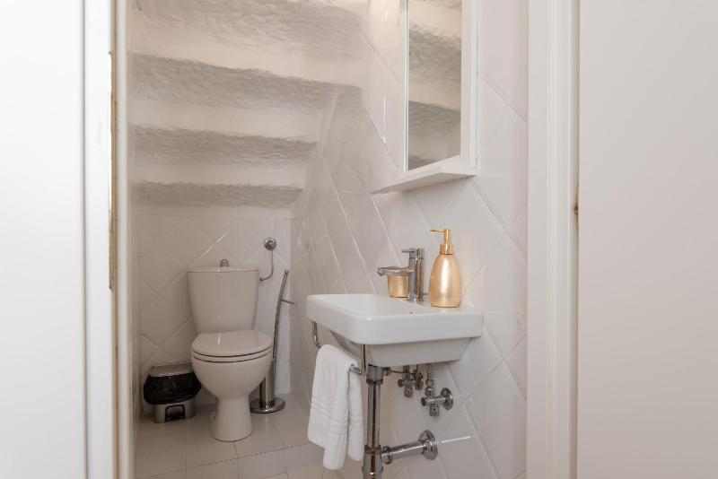 One-Bedroom Apartment image 4