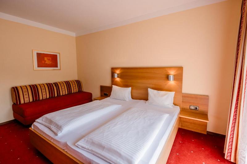 Double Room image 3