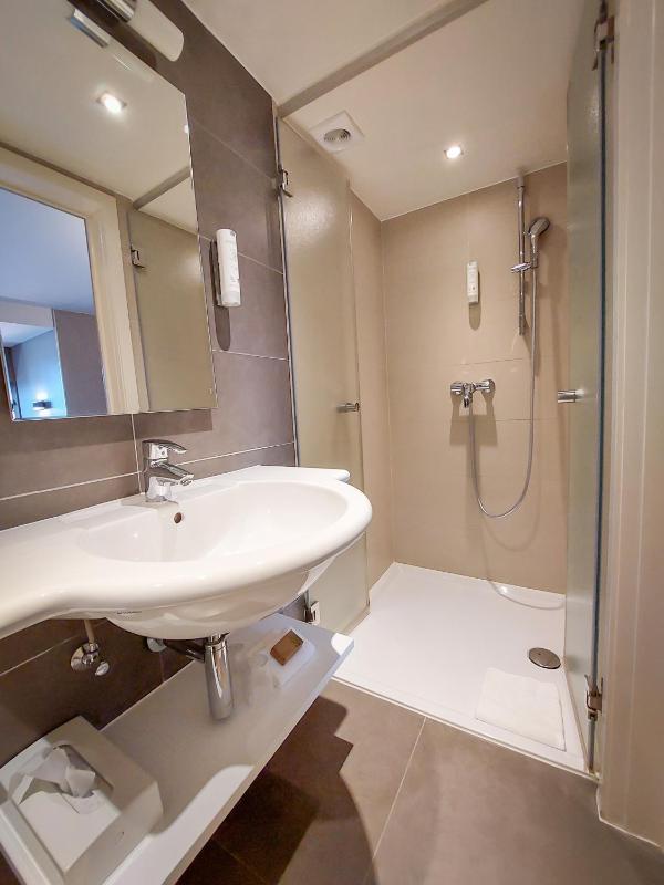 Small Double Room image 2
