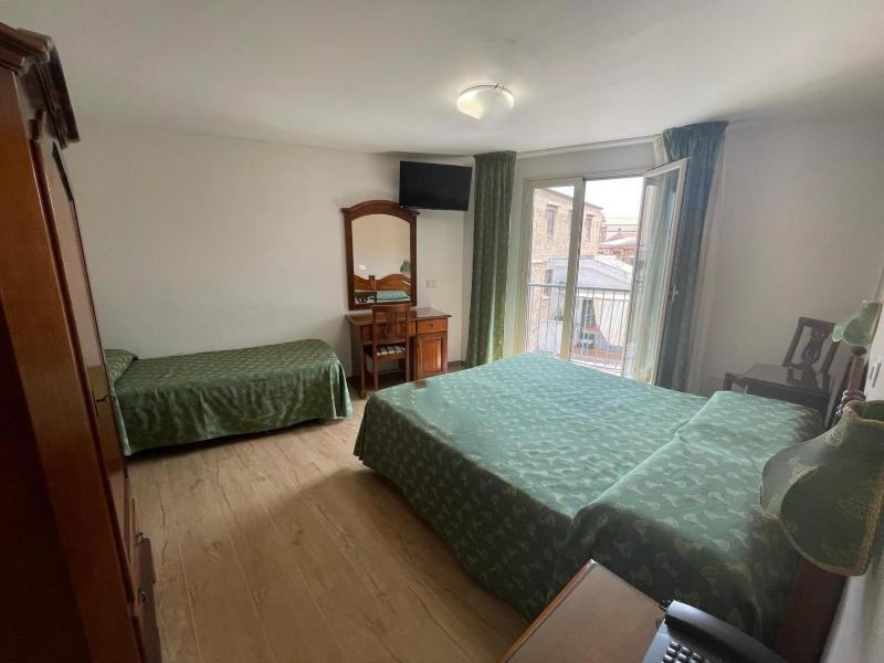 Triple Room with Private Bathroom image 2