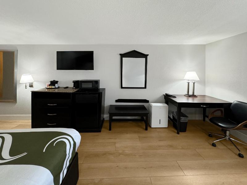 Queen Room with Two Queen Beds - Non-Smoking image 2