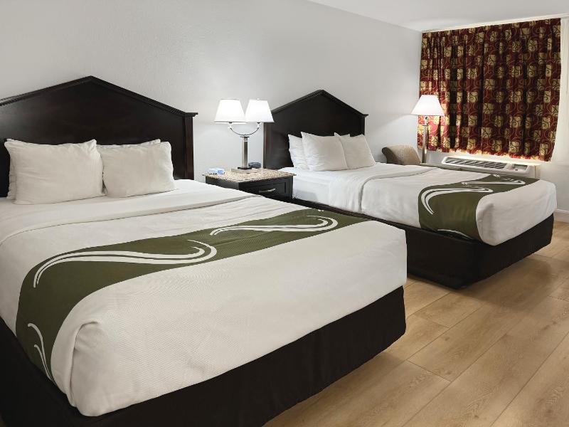 Queen Room with Two Queen Beds - Non-Smoking image 4