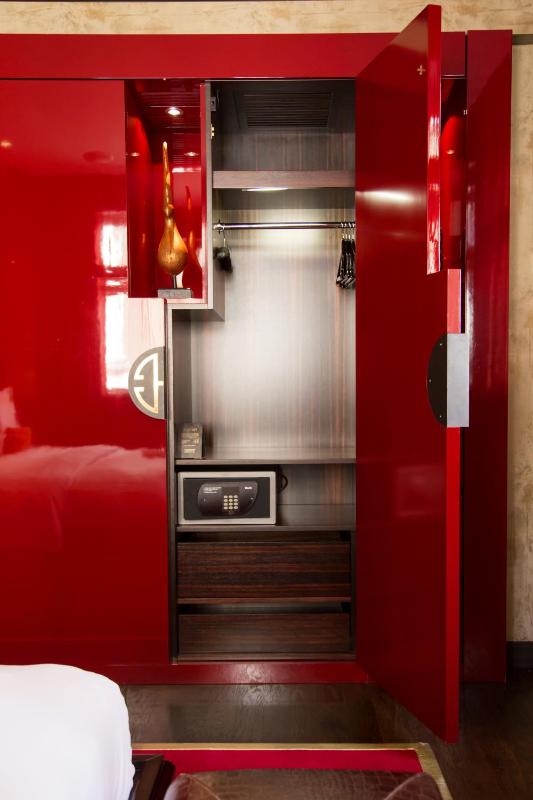 Deluxe Suite image 3