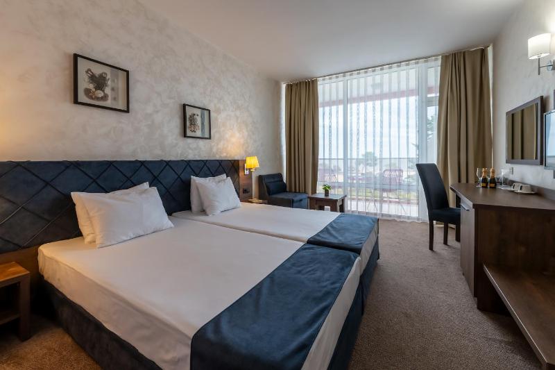 Flamingo Beach Hotel - image 14