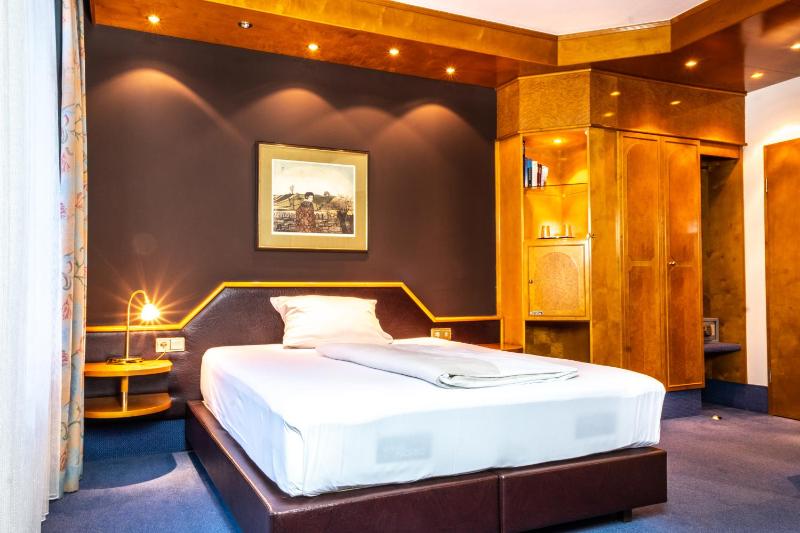 Standard Double Room image 3