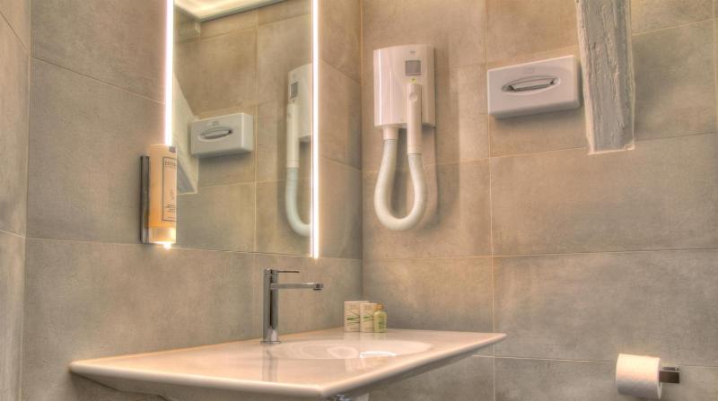 Economy Double Room image 3