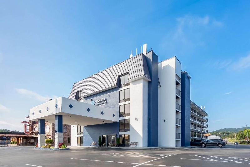 Clarion Inn & Suites near the Leconte Center Pigeon Forge - image 1