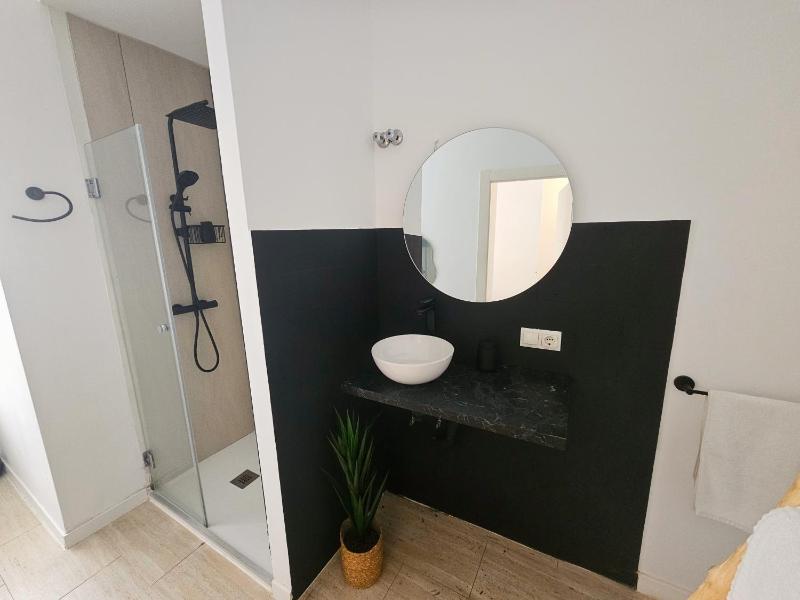 Twin Room image 3