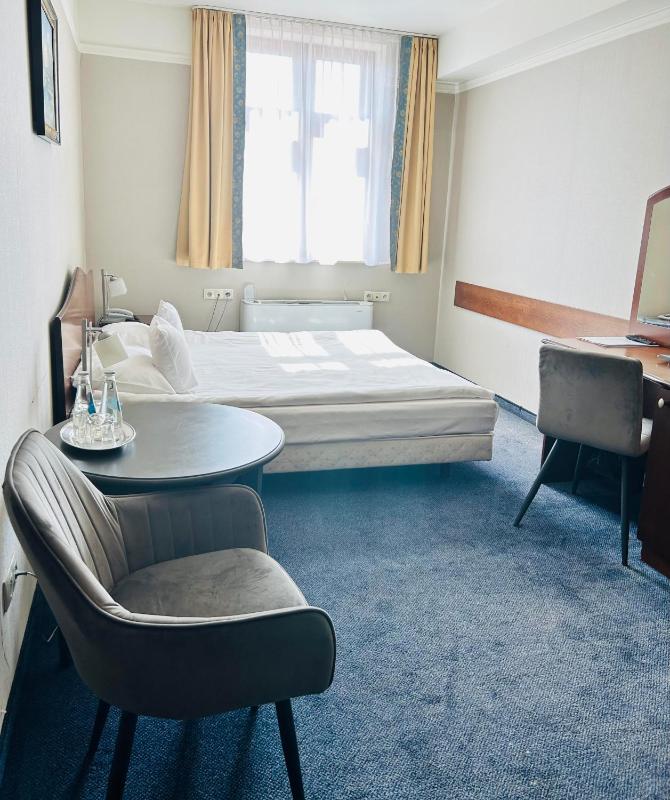 Single Room image 3