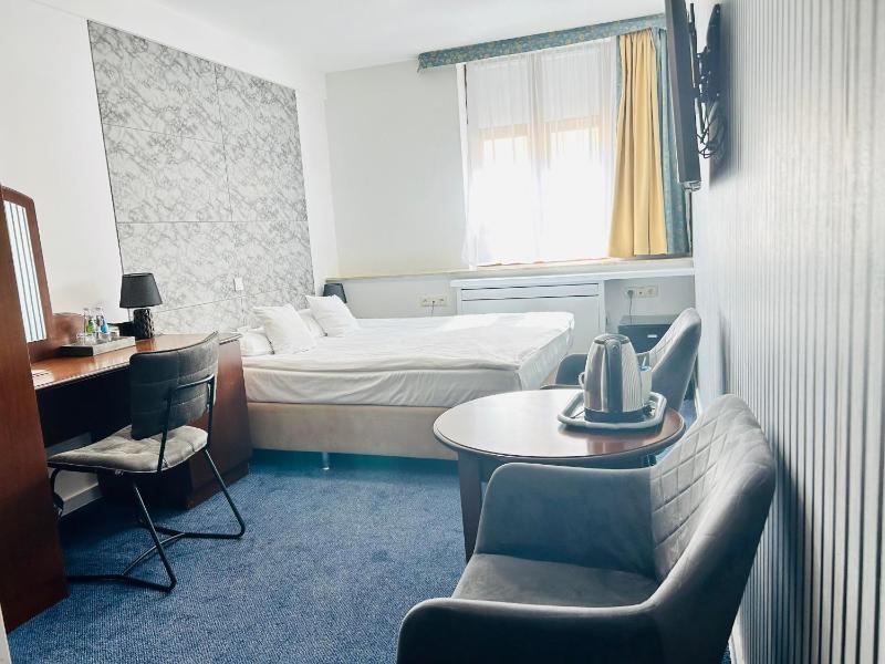 Double Room image 4
