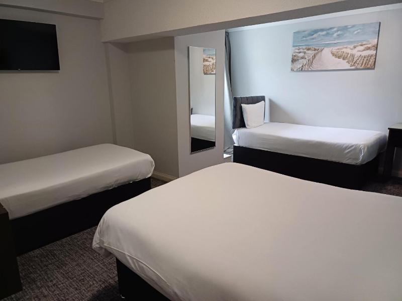 Quadruple Room image 4