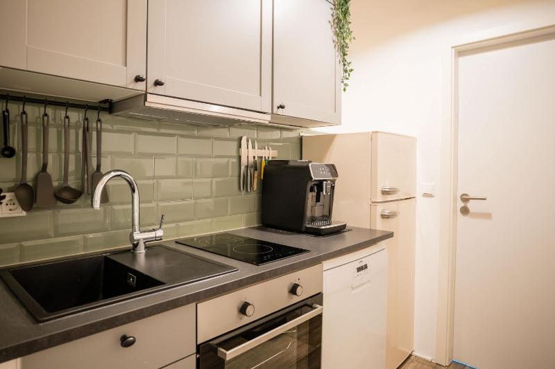 Apartment at Rosenthaler Platz - image 4