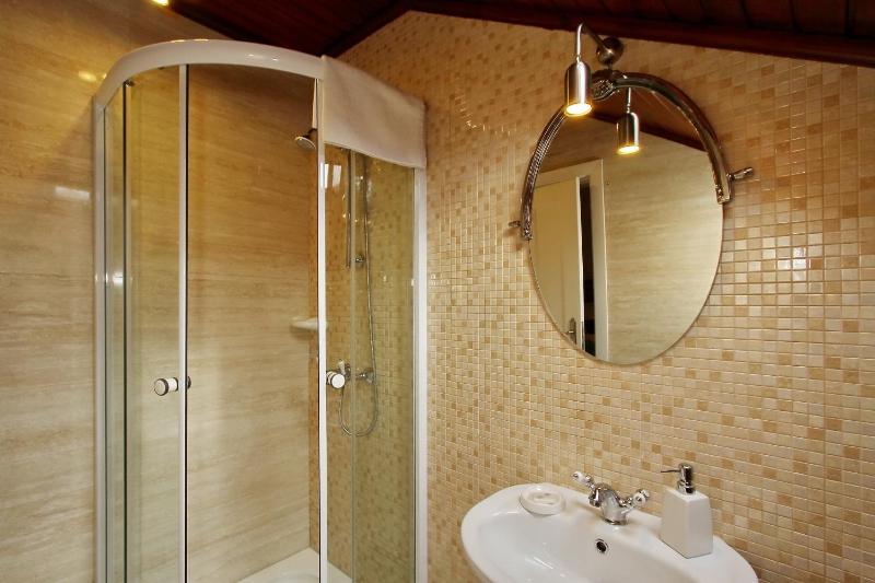 Twin Room image 4